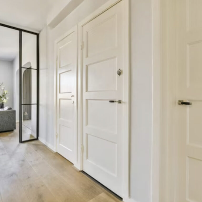 Białe drzwi ukryte w eleganckim nowoczesnym apartamencie
