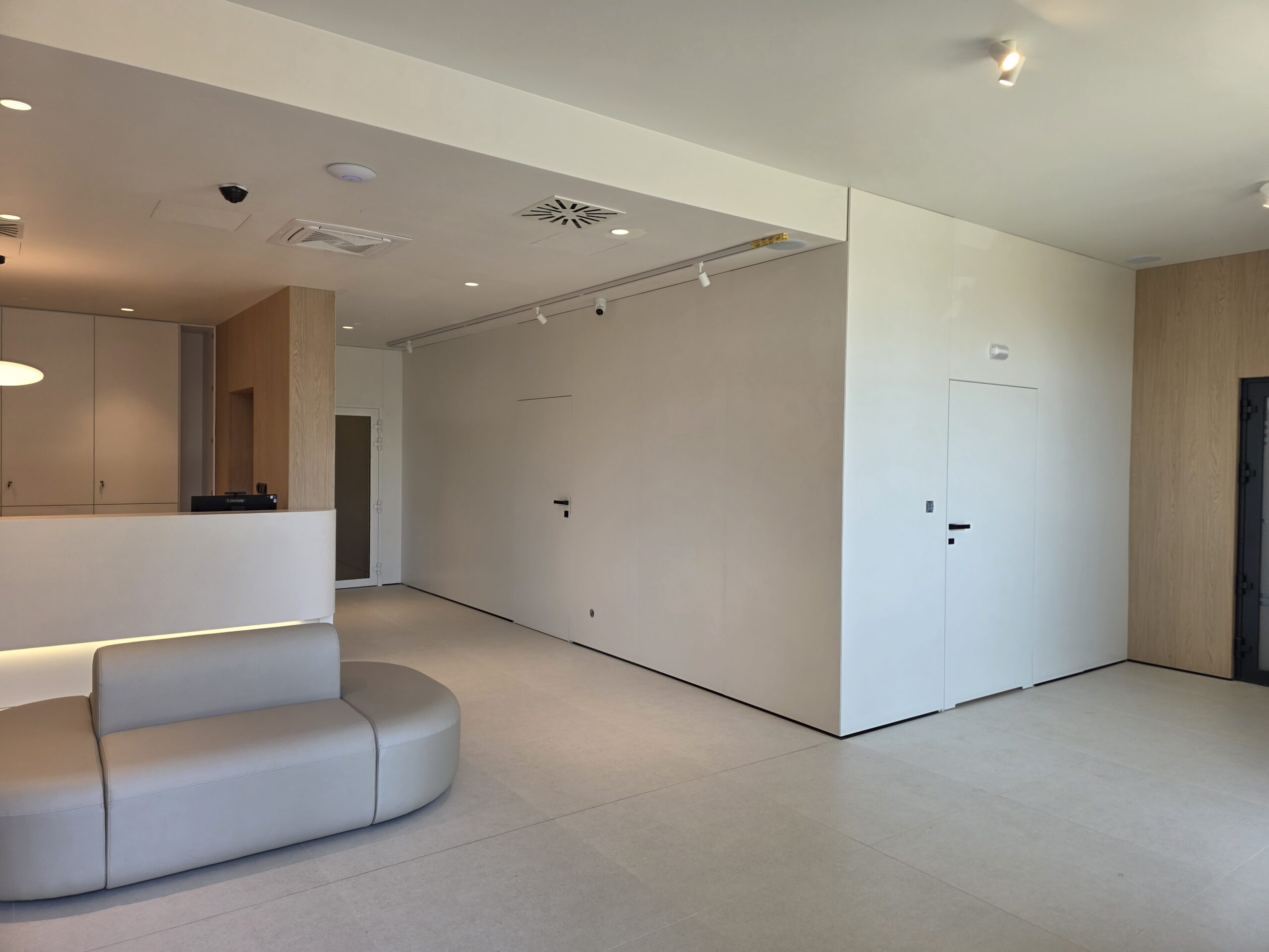 Proces precyzyjnego montażu i zlicowania drzwi ukrytych MDF przed ostatecznym malowaniem ściany – realizacja Magara Indoors.