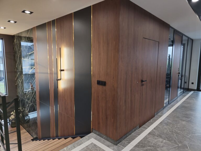 Ekskluzywna zabudowa ścienna i drzwi zlicowane laminowane w nowoczesnym korytarzu – projekt Magara Indoors.